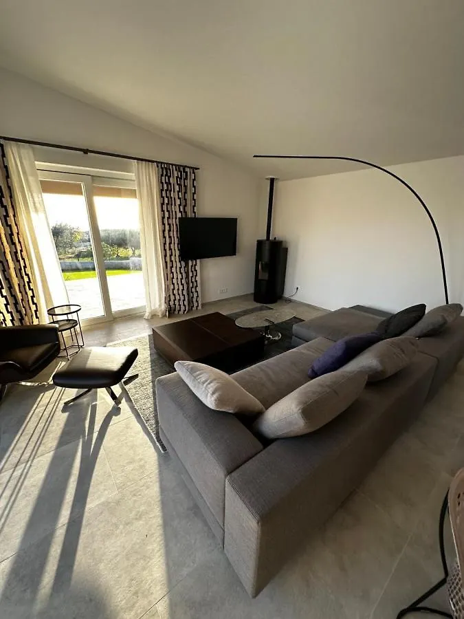 Villa Claudia Каштелир 0*,